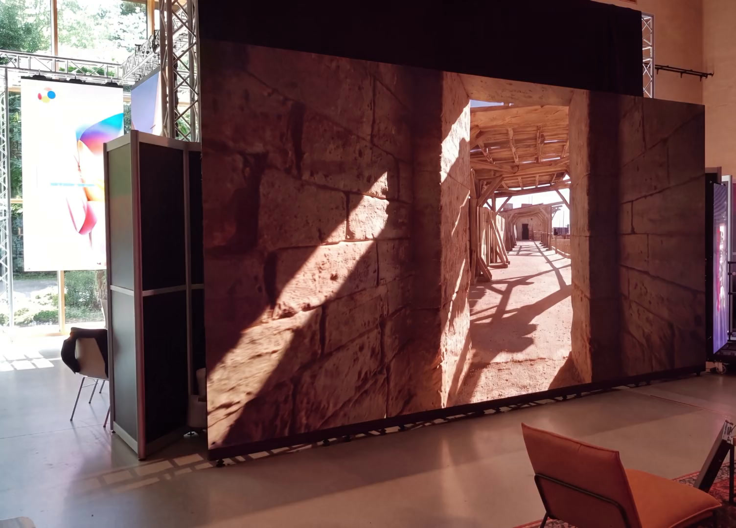 LED-Wand mit Gassenmotiv in einer hellen Eventhalle